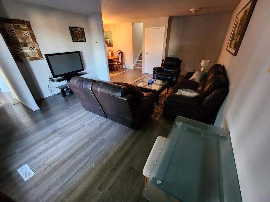 Entire 3 Bedroom House In Elliot Lake Exterior photo