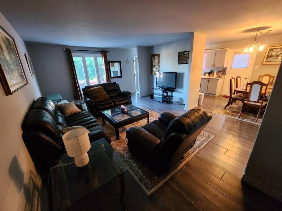 Entire 3 Bedroom House In Elliot Lake Exterior photo